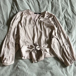 Siden topp - Topp i siden from bikbok Fint skick, använd fåtal gånger Storlek small