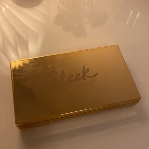 Sleek highlighter palette  - Lite använd. Fin men kommer inte till användning