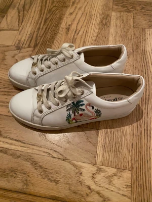 Philip Hog skor - Säljer dessa coola Philip hog skor. Använda vid ett tillfälle. Coola detaljer runtom skon! Prisförslag 350kr. Frakt tillkommer🥰