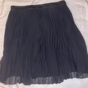 Svart kjol från Hollister i storlek S. Använd.