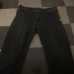 byxor - svarta junkyardbyxor. Rätt slitna men inget att klaga på