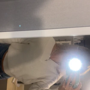 Stickad tröja  - En super fin vit stickad tröja! Inga fläckar som har upptäckts då den är använd få gånger! Storlek S men skulle säga mer åt xs hållet! Jag är en S person men uppfattar tröjan som tajt då! 