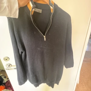 Tröja med dragkedja  - Den har en permanent stain tyvärr Men skön