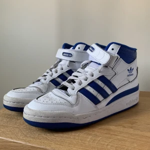 Adidas forum mid - Säljer mina adidas forum då de inte kommer till användning. Färg cloud white/royal blue i storlek 37 & 1/3. Skulle säga att de passar en 38a också då de var lite stora. 💓 ser skicket på bilderna, väldigt fräscha och har inte använts alls mycket b 
