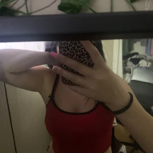 Röd topp❣️ - En röd topp , linne ❣️ aldrig använd bara provad, passar inte just mig så säljer den istället 💗