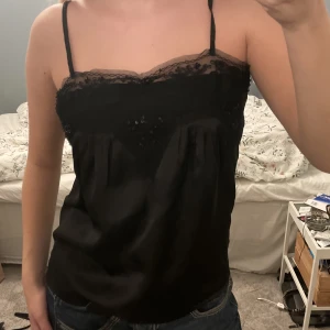 Topp - Jättesnygg festtopp i siden! Avklippt lapp så vet inte märke eller storlek, men skulle gissa att den är i storlek M så den är lite stor på mig som vanligtvis har storlek xs/s💓