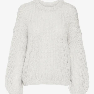 Stickad tröja  - Säljer min älskade stickade tröja från Vero Moda. Den är så fin och passar till allt! Kom privat för fler bilder och information💗Nypris 450