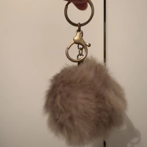 En fluffig nyckelring✨ - Säljer en söt fluffig nyckelring❤️ Har tappat färg, därav priset✨
