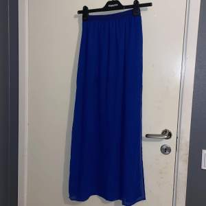 Blå långkjol med kort underkjol från H&M. Storlek 36