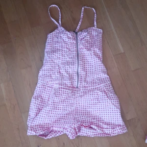 Rosa vit rutig hängselbyxor! - Storlek; SMALL (36 H&M)