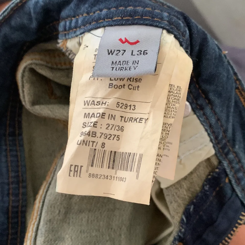 Skit snygga Lågmidjade jeans från LTB i modellen valerie, mörkblå. As snygga t hösten🙃 köpte för 900kr säljer för 650kr beroende på efterfrågan.. Jeans & Byxor.