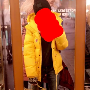 Fjällräven Jacka - Intressekoll på min fjällräven jacka. Finns en liten fläck på armen (kan skicka bild) men inget som syns jätte tydligt. Nypris 6999kr, har haft den i 1,5 år och den är som ny men pågrund av fläcken så blir den självklart billigare.