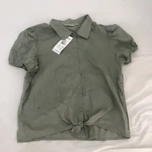 Säljer den här gröna tröjan skjortan