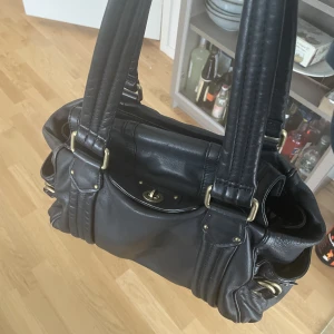 Marc by Marc jacobs väska  - En supersöt axelremsväska från Marc by marc jacobs köpt begagnat. Väskan är äldre modell, men är i fint skick och inga märkbara defekter. 