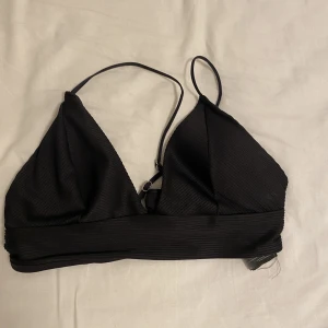 Svart bikini topp🖤 - Gillar inte hur den sitter på mig då den är lite lös men inget fel på den🖤