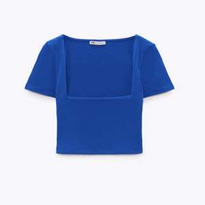Säljer denna fina blåa toppen från Zara för ett billigt pris! Toppen är i storlek S!💕