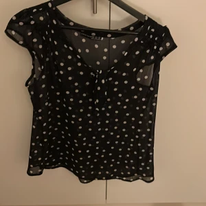 Blus - Prickig genomskinlig blus i storlek 40. nästan aldrig använd.