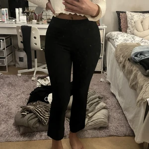 Hi-rise leggings - Ett par höga leggings som är flared. Köpt i zara. Storlek S. Materialet är polyester och elastan. Väldigt strechiga. Aldrig använda, prislappen sitter kvar. Ej fickor.