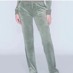 Juciy couture  - Säljer mina gröna juciy byxor eftersom dom inte kommer till användning allt sitter som det ska kan även tänka mig att det kan passa på s och m använts fåtalgånger köpt för runt 1200kr säljer för 500kr priset kan diskuteras och kan även skicka bilder 💞