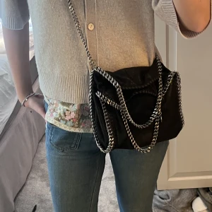 Stella McCartney Väska - Säljer min Stella McCartney väska!! Sjävklart äkta❤️ Nypris ca 9000! Sparsamt använd och inga defekter😜pris kan diskuteras! Storlek ”mini” inte ”tiny” som är är något mindre!