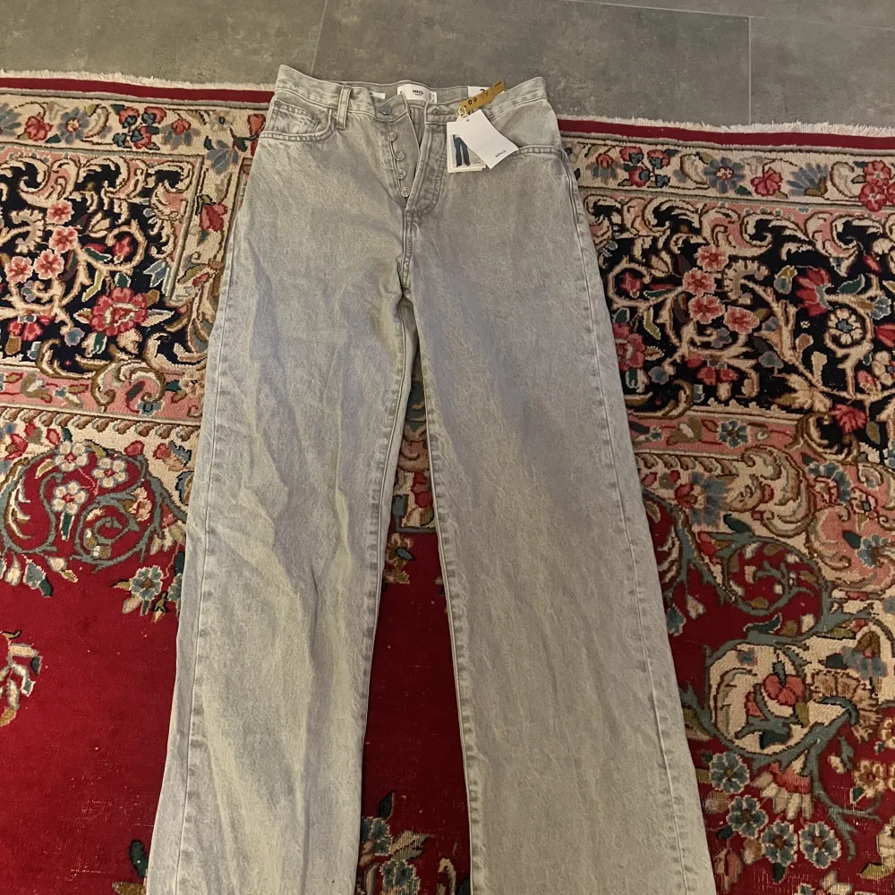 Säljer dessa superfina raka jeans från mango med lapp kvar! De passar mig i längden som är 166cm . Jeans & Byxor.