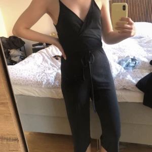 Jumpsuit  - Jumpsuit med tre kvarts långa ben