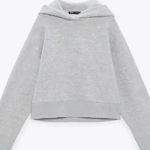 Grå zara hoodie - Säljer min zara hoodie som jag köpte i Spanien pga att jag får inte användning för den längre. Storlek M men passar mig som en S. Lånade bilder men kan skicka egna