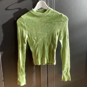 Super fin grön tröja ifrån pull&bear i nyskick. Slittad i ärmarna och sitter så smickrande på kroppen.🤍🌸