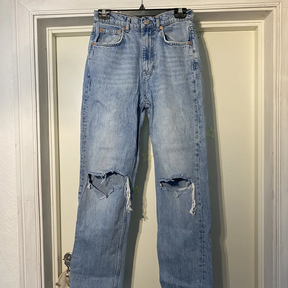 Ginatricot jeansen som trendade för nått år sedan Säljer då dem är lite för stora för mig som har storlek S  Jeansen passar nog bättre på nån som har storlek M. Jeans & Byxor.