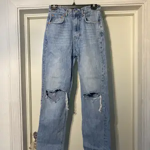 Ginatricot jeansen som trendade för nått år sedan Säljer då dem är lite för stora för mig som har storlek S  Jeansen passar nog bättre på nån som har storlek M