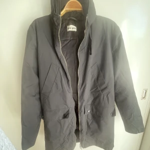 Sefr sefr - Lång parka i syntetmaterial. Väldigt varm. Knappt använd. Nypris 6000. 