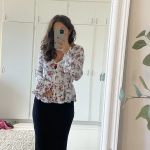 Blommig topp från HM - Gullig vit blommig topp från hm, går att knäppa hela vägen ner! Storlek 32 men passar mig som är 34/36. Inga defekter✨🤍