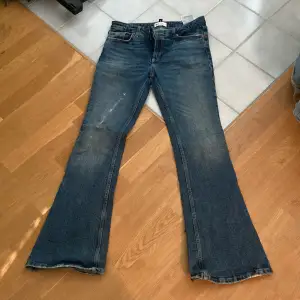 Superfina utsvängda zara jeans i stl 36! finns inte längre att köpa på hemsidan. lite tjockare material än de flesta zara jeans. kom gärna privat för fler bilder!