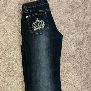 Wiktoria Beckham jeans  - Säljer dessa jätte fina Wiktoria Beckham jeans i bra skick förutom en vit fläck på ena byxbenet men den fanns där när jag köpte dem men de är inget man läger så mycket märke till när de används. Det är straight och inte baggy