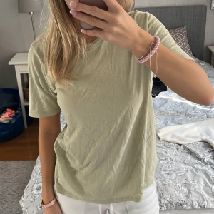 Grön t-shirt - Grön T-shirt från gina tricot i stl xs💘 använd men fint skick!