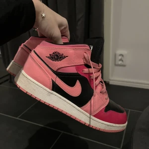 Rosa jordans - Lägger ut mina rosa jordans igen då de inte kommer alls till användning längre. Skorna är använda men i mycket bra skick! Storlek 38. 💕 Nypris: 2900 Kan tänka mig sälja de för 1600kr Priset kan vara diskuterbart!