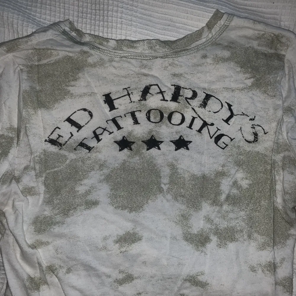Säljer nu min as snygga Ed Hardy tröja då jag inte längre använder den. I storlek S och säljer för 200kr. Köparen står för frakt!💗. T-shirts.