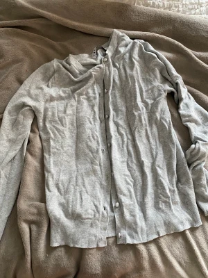 Grå kofta  - Fin grå kofta från zara som är lite tunnare. Nästan aldrig använd! Skriv för fler bilder🥰