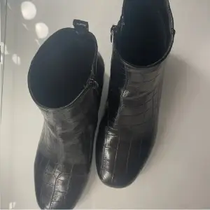 Svarta boots emd krokodilprint