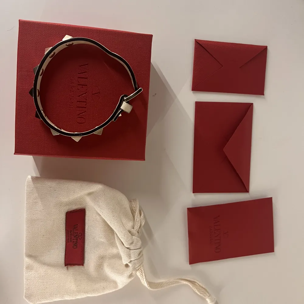 Säljer detta jättefina valentino armband då det inte kommer till användning längre. Okej skick därav  bra pris! Skriv privat för fler bilder💗 Nypris: 2945kr. Accessoarer.