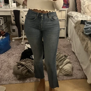 Flared jeans - Ett par flared jeans köpt från zara, normalhöga. Helt nya. I storlek 36