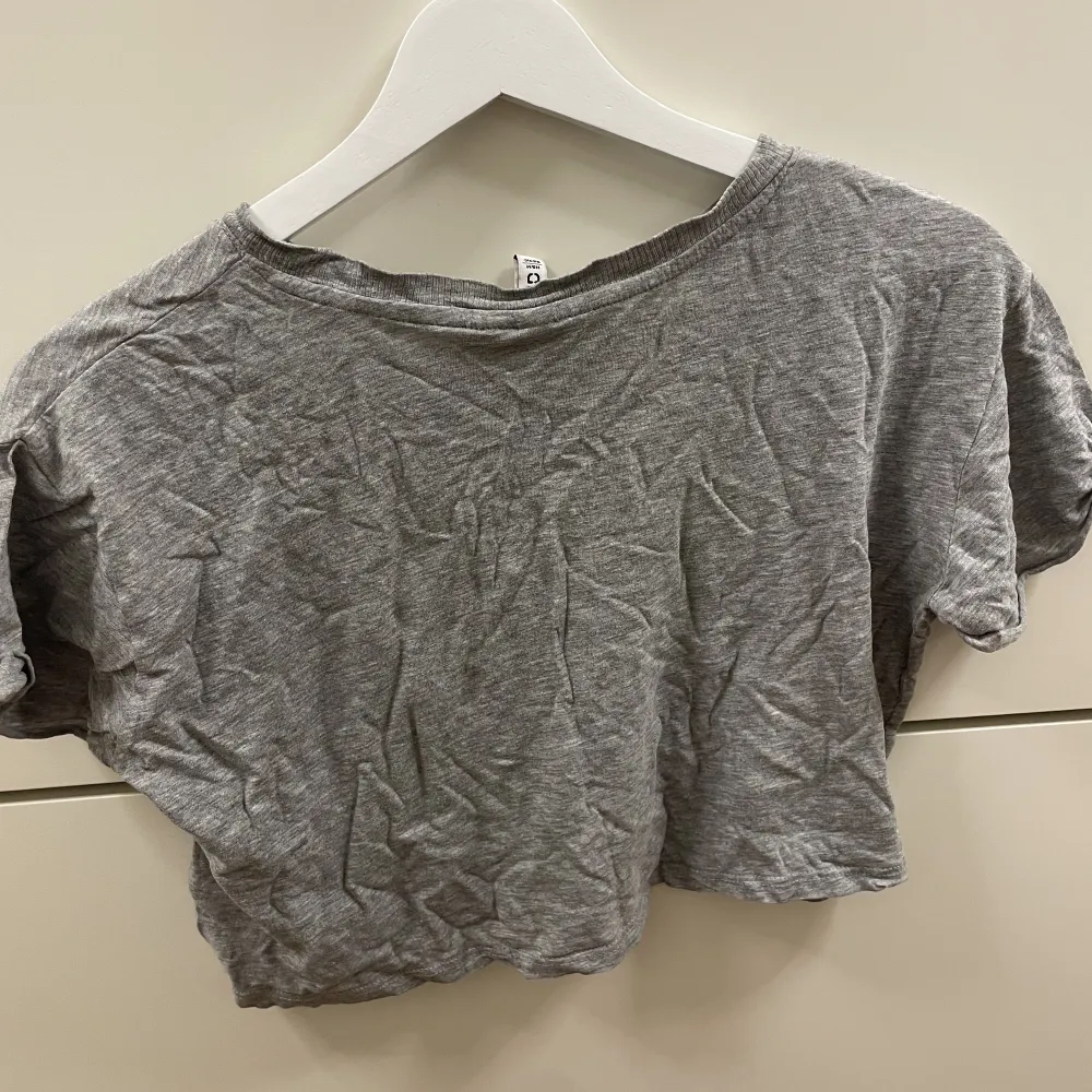 Fin grå croppad tshirt från hm med en liten ficka på bröstet. Bra skick. T-shirts.