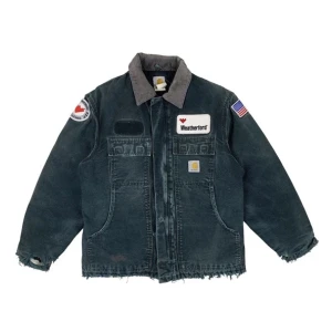 Carharrt jacka  - Skit snygg Carharrt jacka med patches påsydda! Perfekta jackan i höst/ vinter.🙌 Den har glass på vissa ställen, den är lite trasig i armarnas start men går att fixa! ,Fler bilder i DM🙌! Zippen är lite sönder i ”handtaget” men det går också att laga!