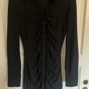 Svart klänning - Svart tight klänning i strlk S från bikbok 