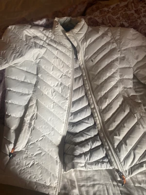 Jacka - Säljer denna dyra jackan för 2500kr då den inte är min storlek köptes för ett tag sedan jätte bra skick