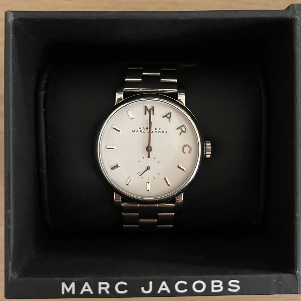 Silver klocka från Marc Jacobs i orginal förpackning. Sparsamt använd. Otroligt fint skick. Alla extra delar på klockbandet medförljer.. Övrigt.