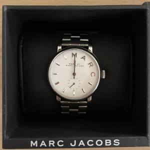Klocka  - Silver klocka från Marc Jacobs i orginal förpackning. Sparsamt använd. Otroligt fint skick. Alla extra delar på klockbandet medförljer.
