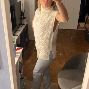 stickad väst - Helt ny stickad väst från NA-KD🤍lappar sitter kvar, storlek XXS men är stor i storleken🤍helt slutsåld på hemsidan