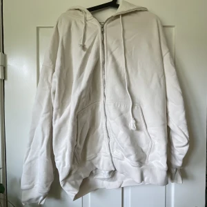 Brandy Melville hoodie - Jättemysig oversized Brandy Melville hoodie med dragkedja. Onesize, men skulle säga att den passar S-L beroende på hur oversized man vill ha den. Fint skick, köpt på plick men knappt använd av mig.  