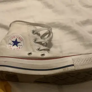 ett par vita converse